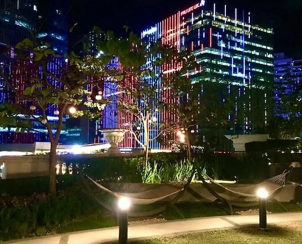 Cozy 2 Bedrooms In Bgc With Balcony Bathtub 600mbps Манила